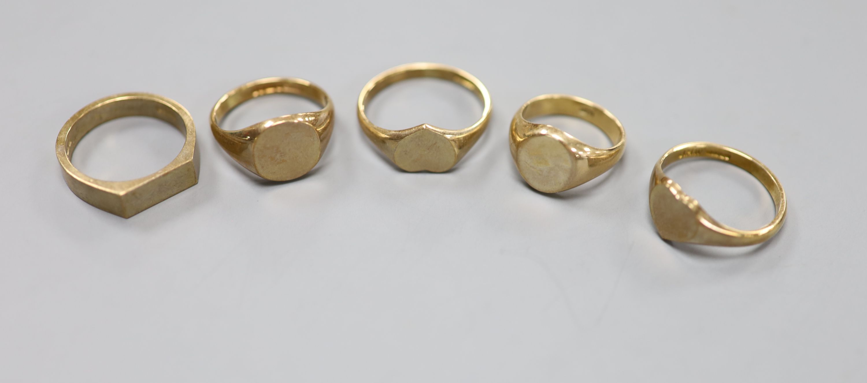 Five assorted 9ct signet rings, largest size Q